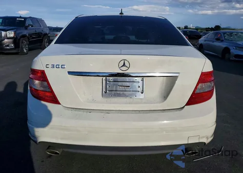 2010 Mercedes-Benz C 300 z USA, uszkodzony, nr VIN WDDGF5EB8AR099495